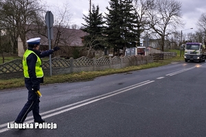 Policjantka kontroluje trzeźwość kierujących