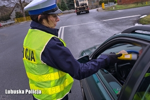 Policjantka kontroluje trzeźwość kierujących