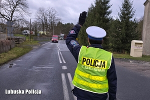 Policjantka kontroluje trzeźwość kierujących