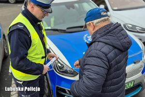 Policjant przekazuje odblask