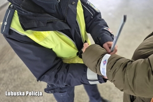 Policjant przekazuje odblask