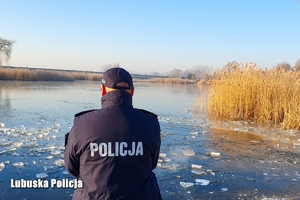 Policjant kontroluje akwen