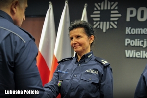 Policjantka otrzymuje gratulacje