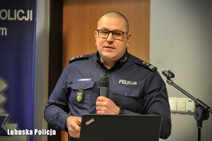 Policjant przemawiający