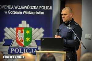 Policjant przemawiający