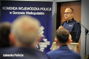 Policjant przemawiający