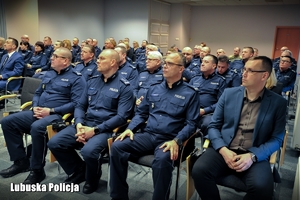 Zdjęcie przybyłych policjantów