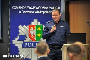 Policjant przemawiający