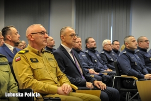 Zdjęcie przybyłych służb i policjantów