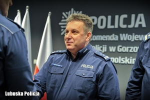 Policjant otrzymuje gratulacje