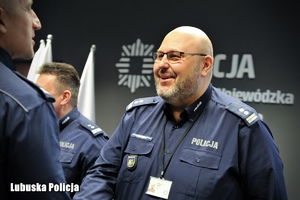 Policjant otrzymuje gratulacje