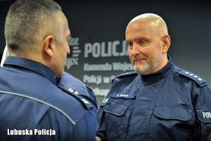 Policjant otrzymuje gratulacje