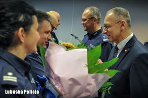 Policjant otrzymuje kwiaty