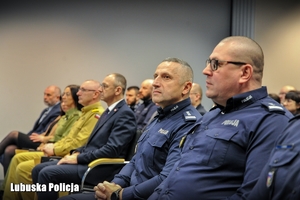 Zdjęcie przybyłych służb i policjantów