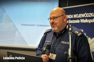 Policjant przemawiający