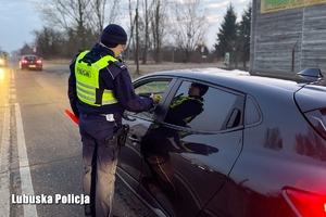 Policjanci w trakcie kontroli trzeźwości