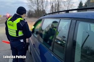 Policjanci w trakcie kontroli trzeźwości