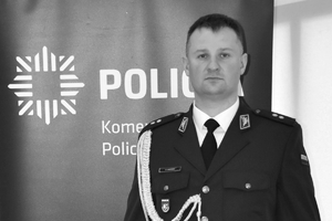 policjant na czarno-białym tle