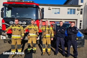 Policjanci wraz z strażakami