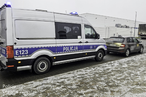 Policjanci w trakcie kontroli drogowej