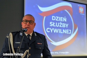 policjant przemawia przez mikrofon