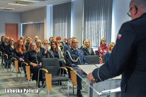 policjant przemawia do pracowników