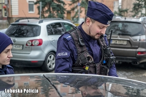 policjanci rozmawiają z kierowcą