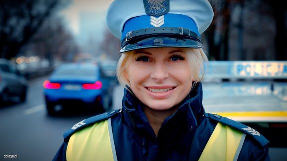 uśmiechnięta policjantka