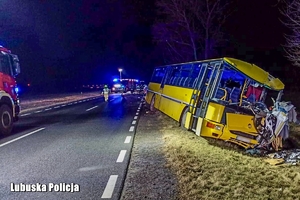 Uszkodzony w wyniku wypadku autobus.