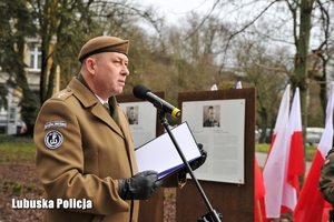 Żołnierz w trakcie przemowy