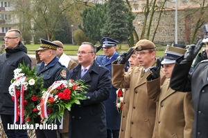 Osoby oddają honor