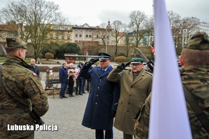 Osoby oddają honor