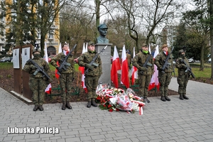 Pomnik wraz z żołnierzami