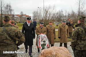 Osoby oddają honor