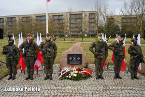 Obelisk z żołnierzami