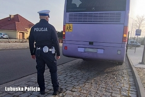 Policjant w trakcie kontroli autokaru