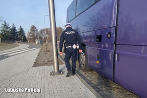 Policjant w trakcie kontroli autokaru