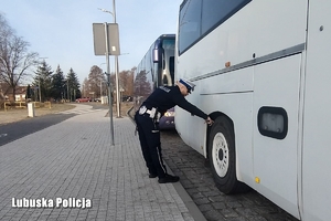 Policjant w trakcie kontroli autokaru