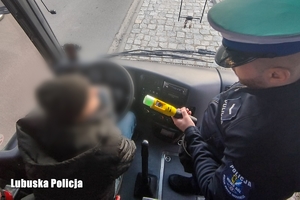 Policjant kontroluje trzeźwość mężczyzny