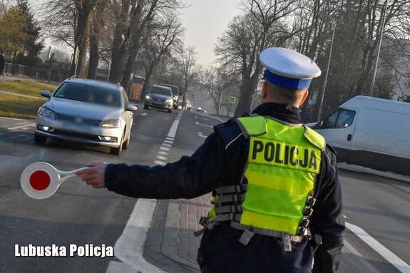 Policjanci w trakcie kontroli kierowców