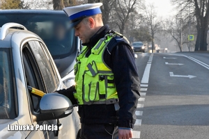 Policjanci w trakcie kontroli kierowców