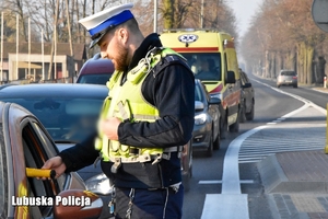 Policjanci w trakcie kontroli kierowców