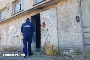 Policjant sprawdza pustostany