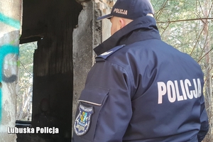 Policjant sprawdza pustostany