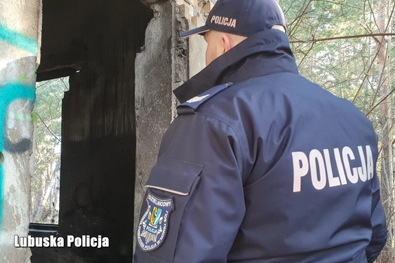 Policjant sprawdza pustostany