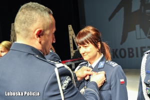 Komendant wręcza medal policjantce