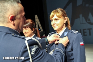 Komendant wręcza medal policjantce