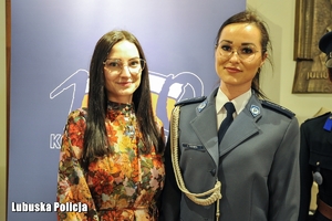 Kobieta i policjantka pozują do zdjęcia.