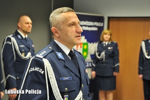 Policjant w trakcie przemowy