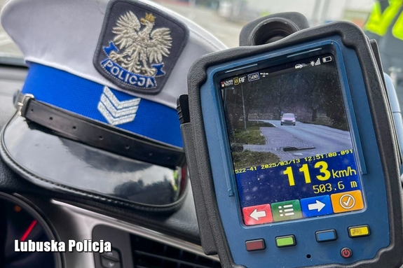 Urządzenie do pomiaru prędkości pojazdów oraz policyjna czapka